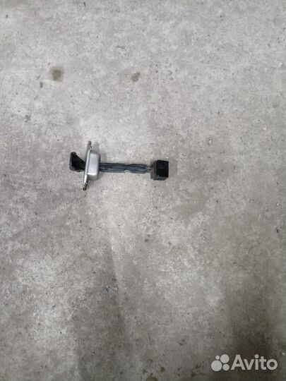 Ограничитель двери передний левый Mitsubishi Outla