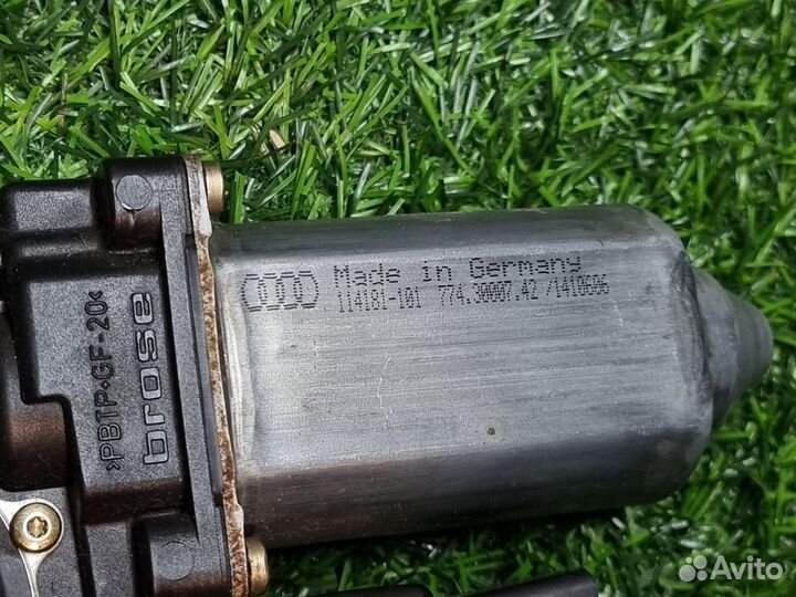 Мотор стеклоподъемника пер прав Audi 100 A6 С4