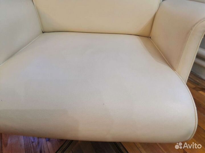 Офисное кожаное кресло