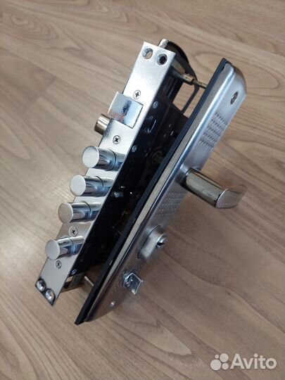 Дверная ручка с замком