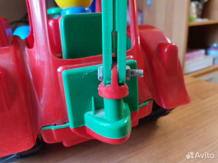 Большой трактор игрушечный