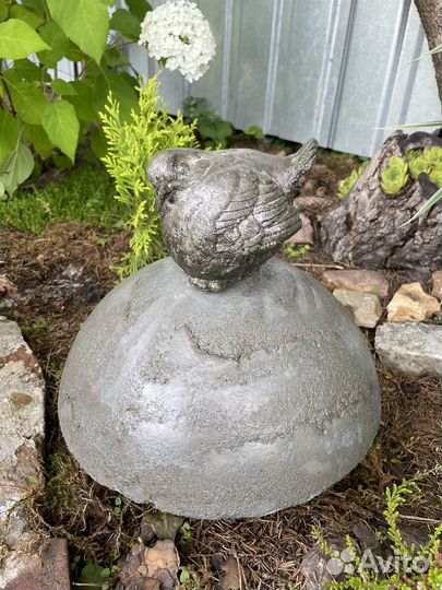 Большая Птичка на полусфере из бетона.Декор сада
