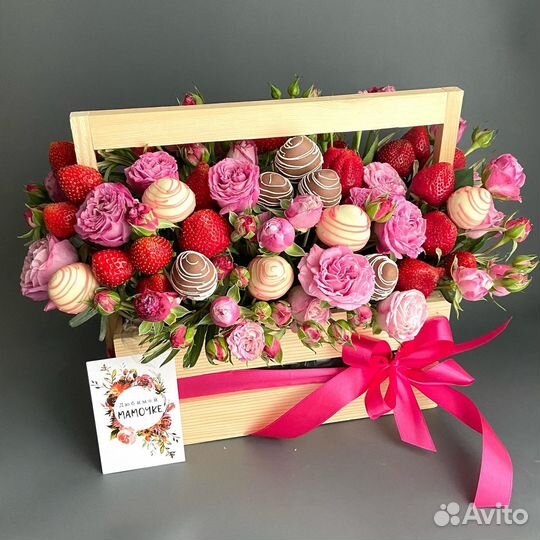 Клубника в шоколаде и цветы