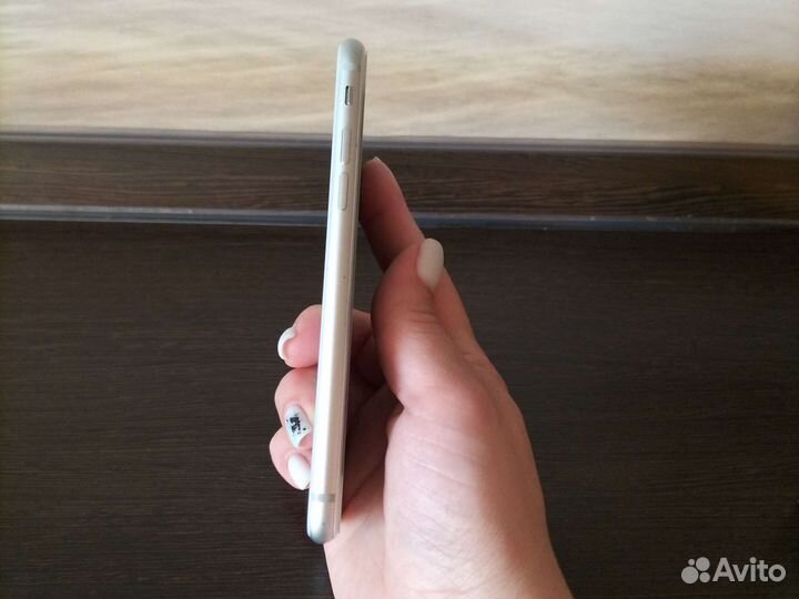 Телефон iPhone 8