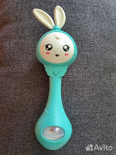 Интерактивный зайка погремушка