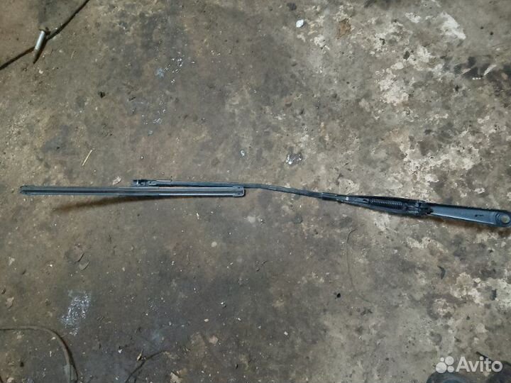 Поводок стеклоочистителя передний правый Ford