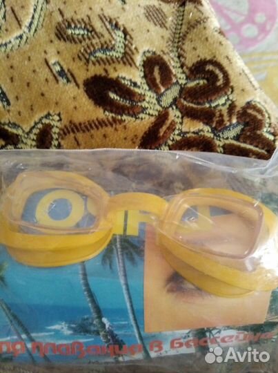 Очки для плавания в бассейне