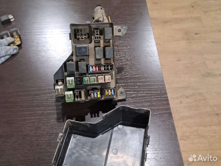 Блок предохранителей Mitsubishi Carisma