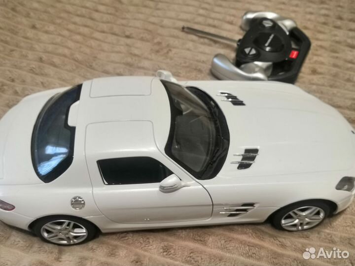 Модель машины Mercedes на пульте