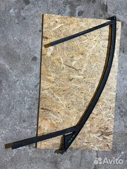 Молдинг стекла двери передний левый Volvo Xc60