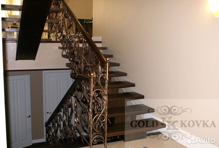 Лестница на второй этаж,перила кованные