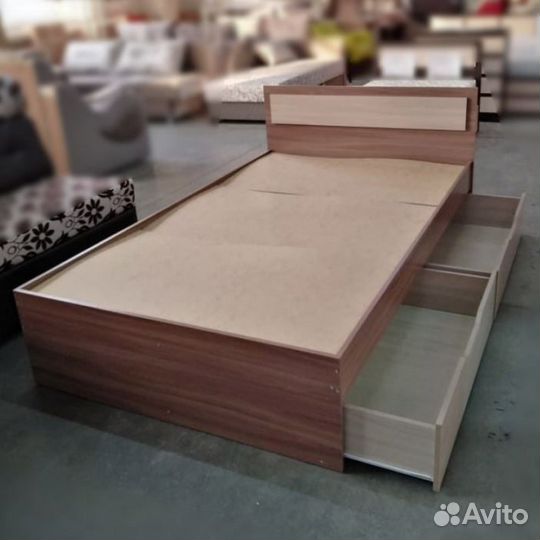 Кровать с вместительными ящиками