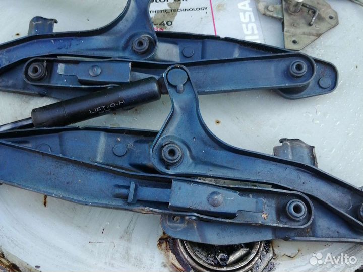 Петли копота мерседес 202