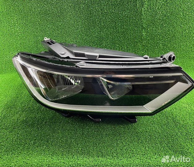 Фара правая Passat B8