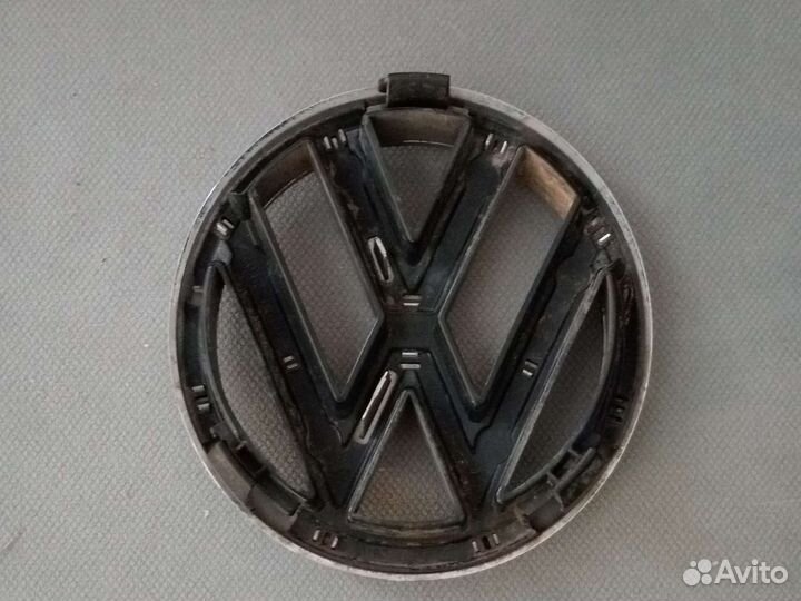 Эмблема volkswagen в решетку радиатора polo