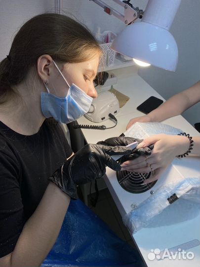 Преподаватель маникюра