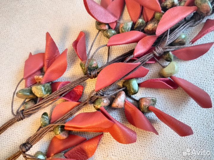 Колье с кожаными листочками