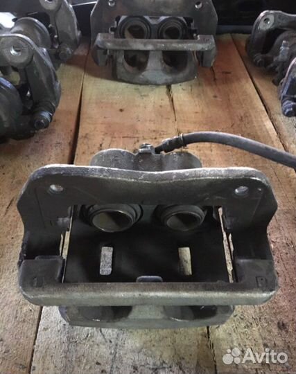 Тормозной суппорт передний правый Honda Accord 8