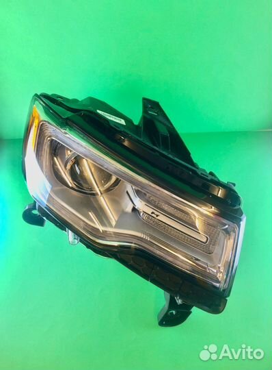 Фара правая Mopar Jeep Grand Cherokee WK2