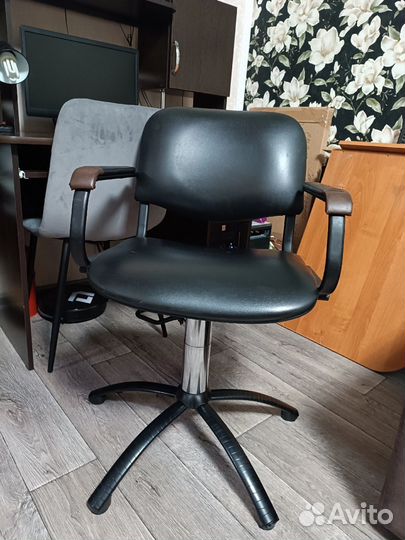 Парикмахерское кресло