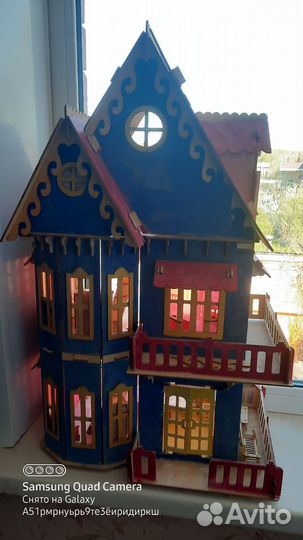 Большой кукольный домик с мебелью