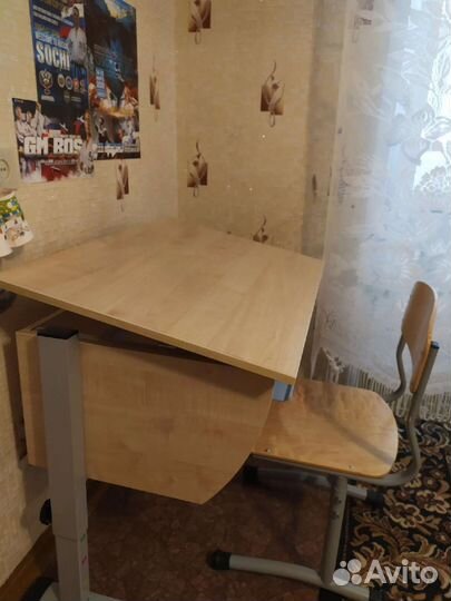 Письменный стол и стул для школьника