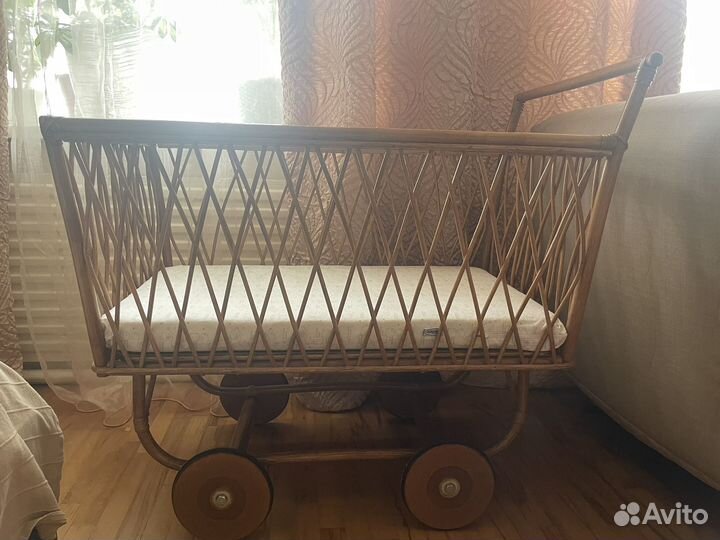 Детская кроватка-люлька плетенная на колесах