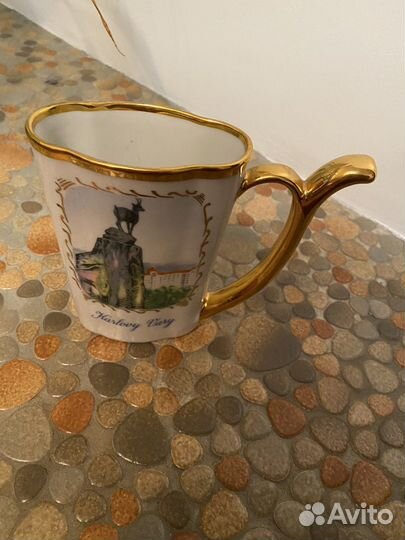 Фарфоровая чашка с носиком
