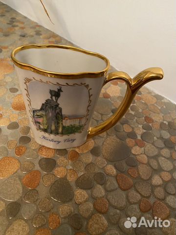 Фарфоровая чашка с носиком