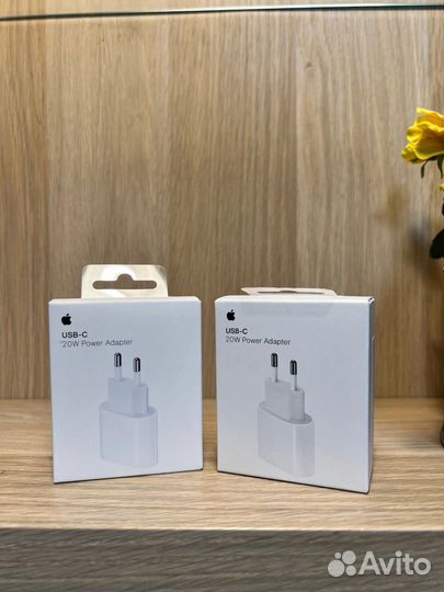 Оригинальный блок питания и кабель на iPhone