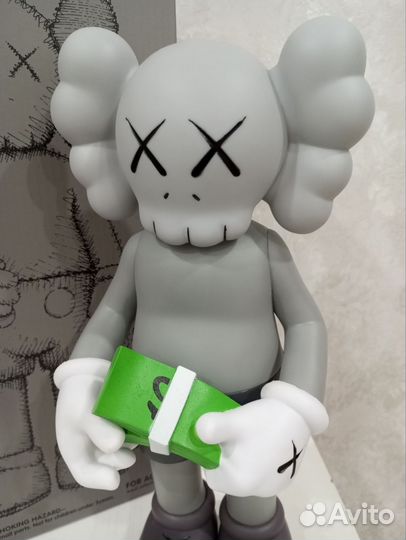 Фигурка kaws с деньгами money