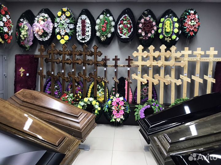 Гробы, венки, кресты, ограды