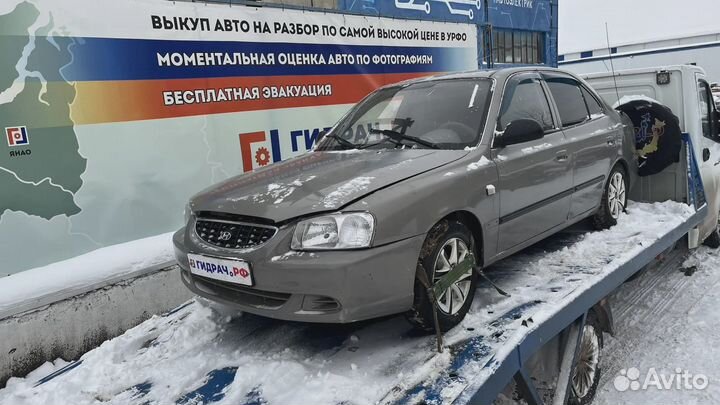 Стекло двери задней левой Hyundai Accent 2 83410-2