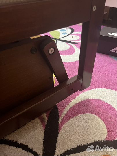 Кроватка детская с маятником из массива