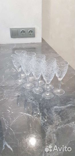Хрустальные рюмки на ножке