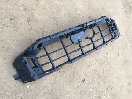 Кронштейн не целый решётки радиатора Audi Q8 2018