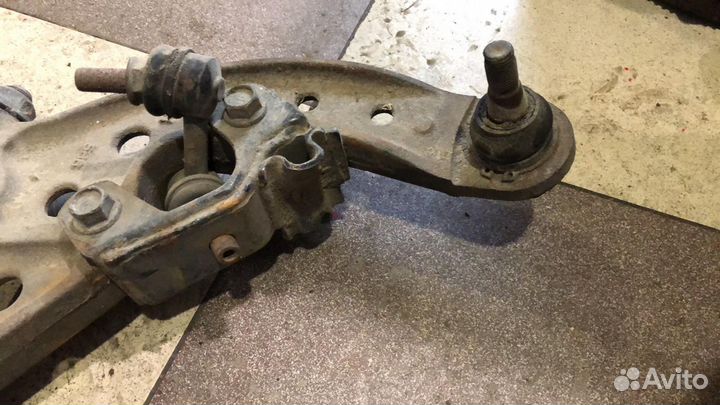 Рычаг подвески правый Nissan Serena 1999-2005