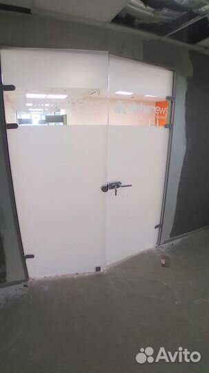 Распашные стеклянные двери