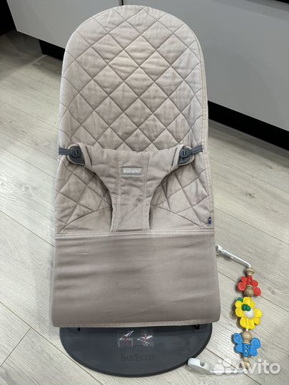 Шезлонг babybjorn с фирменной игрушкой