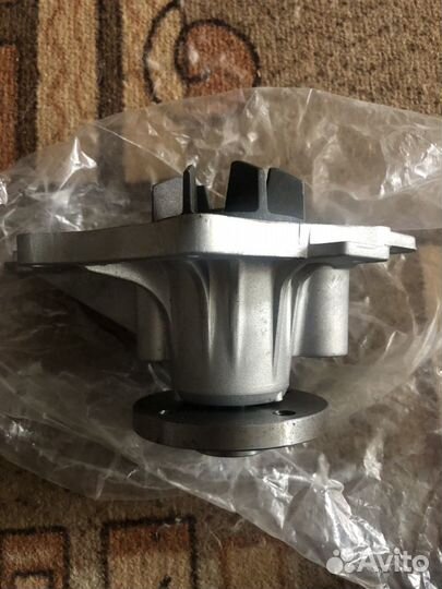 Помпа на Тойота авенсис 2004