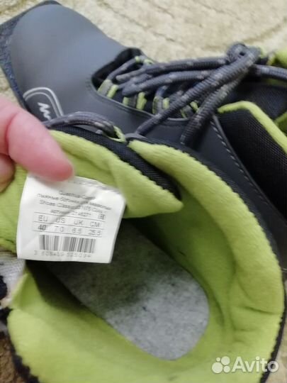 Лыжи с палками и лыжные ботинки