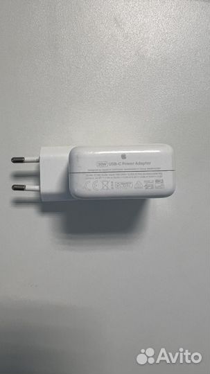 Зарядный блок на iPhone и macbook