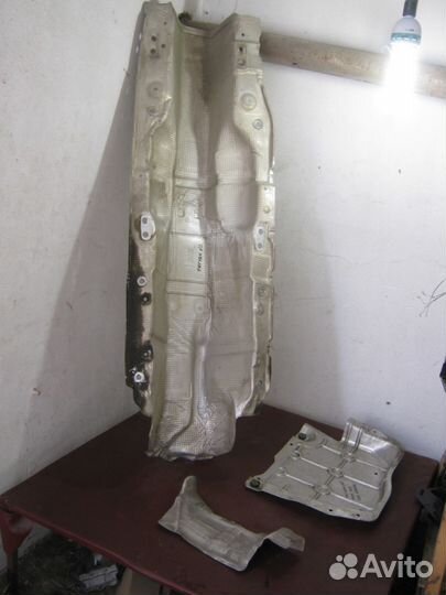 Тепловой экран глушителя кардана бензобака Tiguan