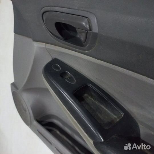 Обшивка двери передняя правая Honda Civic 4D