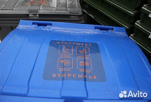 Мусорные контейнеры 1100 с наклейками по брендбуку