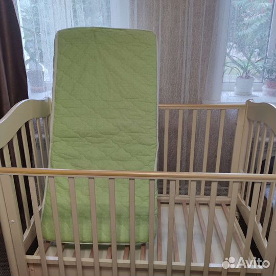 Детская кроватка с продольным маятником с матрасом