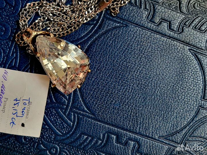 Кулон топаз