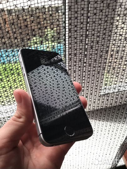 Телефон iPhone SE