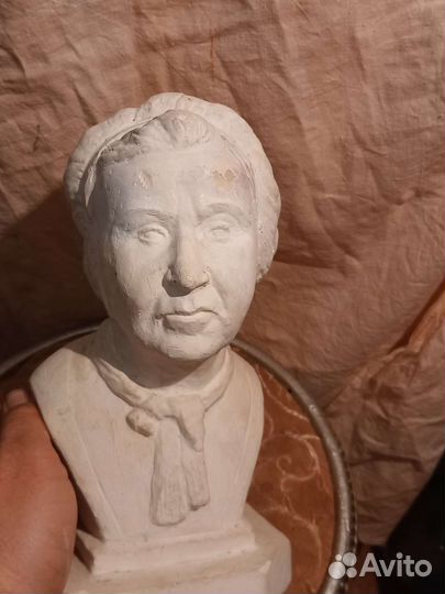 Бюст старый