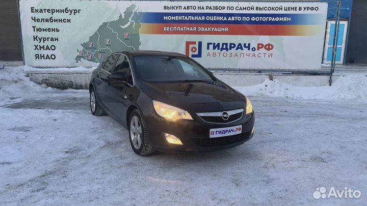 Накладка стекла переднего правого Opel Astra (J) 1